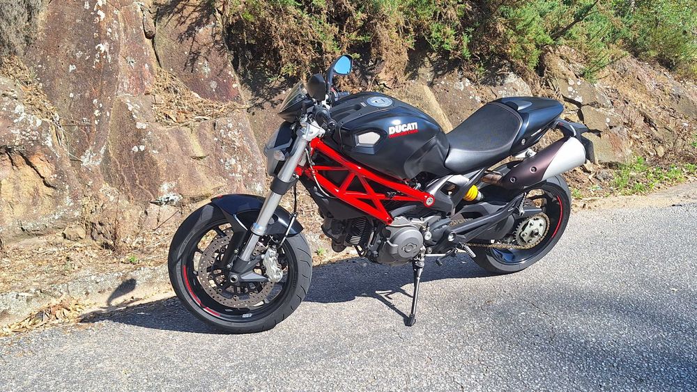 Ducati Monster 796 ABS Preta/vermelha (2013) – Muito bom estado.