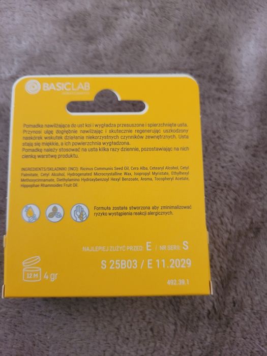 Nawilżająca pomadka do ust Basiclab
