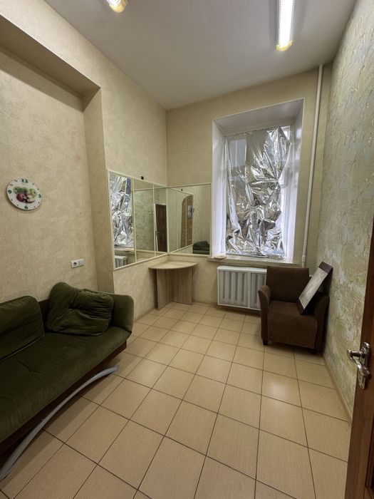 Офіс, кабінет, приміщення, шоурум поруч мокра точка