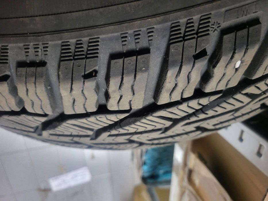 Opony zimowe  Kormoran 215/65 R17 99V