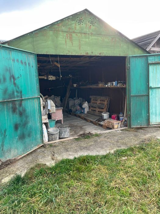 Металевий гараж без місця