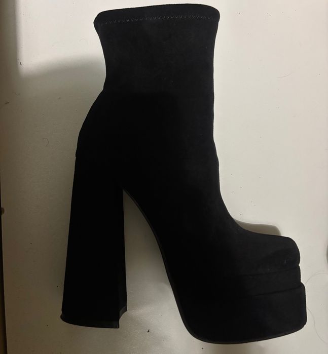 Жіночі підбори в чорному кольорі