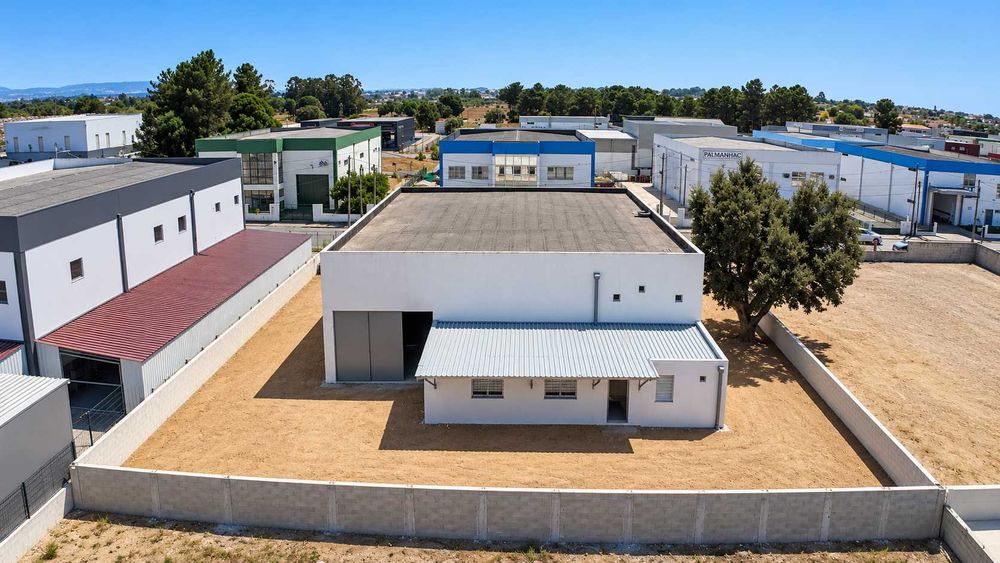Arrendamento ARMAZÉM Palmela, 1095m2 Terreno, 654m2 área interior - Perto A2 e A33, 10min Palmela e 15min Setúbal - Zona Industrial, rua calma