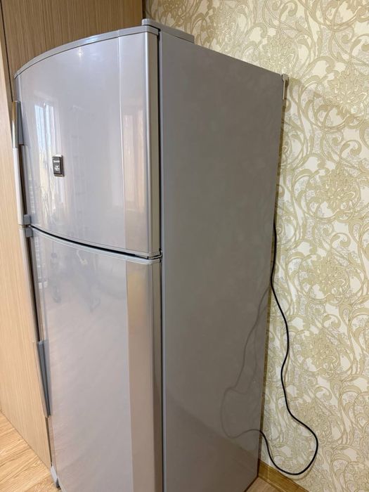 Холодильник Sharp SJ-68M-SA — двокамерний, у робочому стані