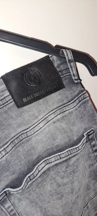 Joggery szare z dziurami