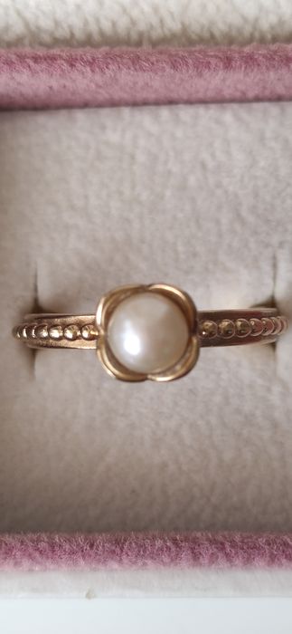 Pandora pierścionek z perłą i rubinami złoto 585