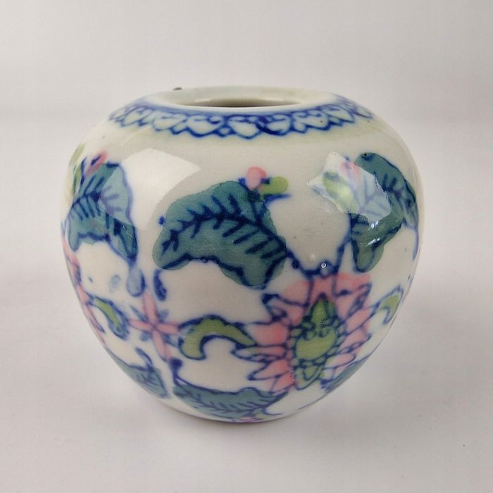 Chiński wazonik lub świecznik