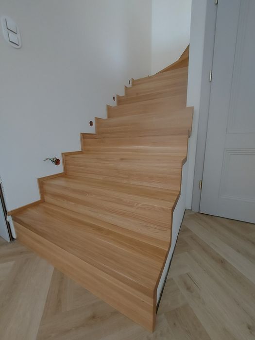 Schody wewnętrzne,na konstrukcji,na beton,stopnie,trepy