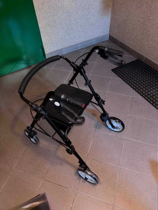Balkonik rehabilitacyjny 4-kołowy (rollator) z siedziskiem – NOWY