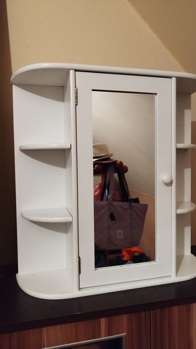 Łazienkowa szafka z lustrem, otwartymi i zamkniętymi szafkami