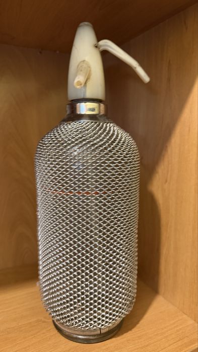 Syfon szklany w metalowym oplocie