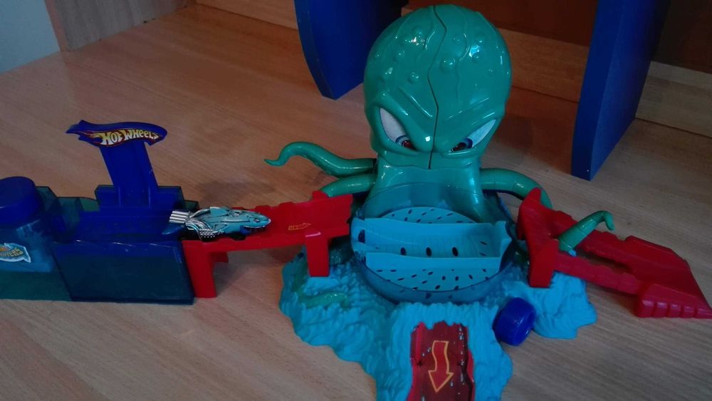 Zestaw Hot Wheels i ośmiornica