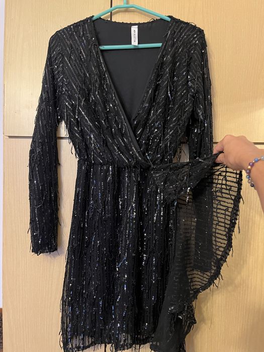 Czarna sukienka z cekinami