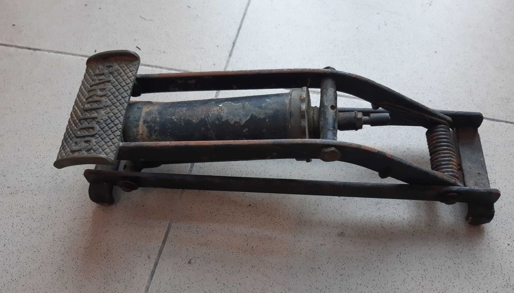 Máquina Antiga para encher pneus