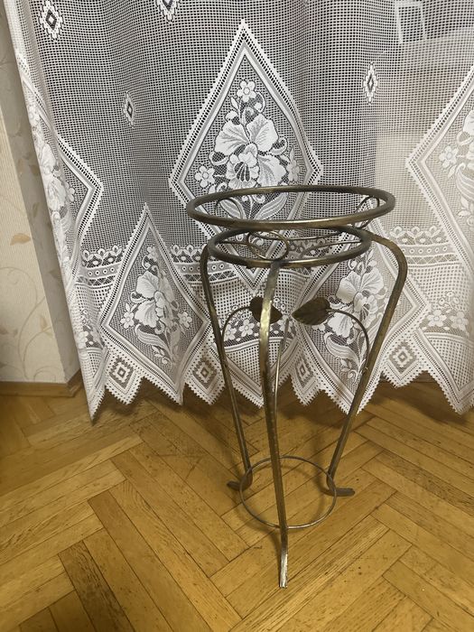 Kwietnik metalowy na kwiat doniczkowy