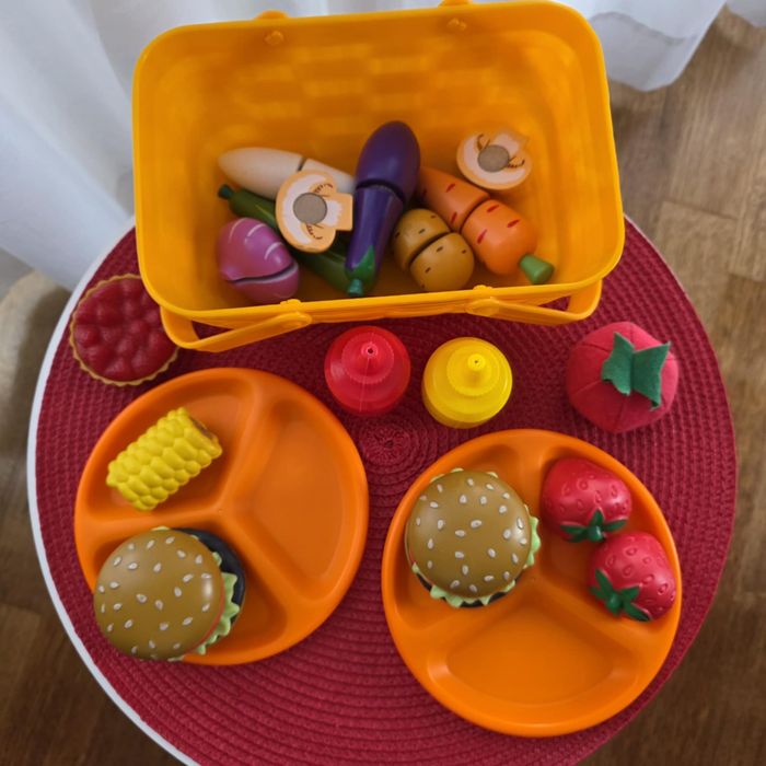 Jedzenie. Zabawki. Komplet