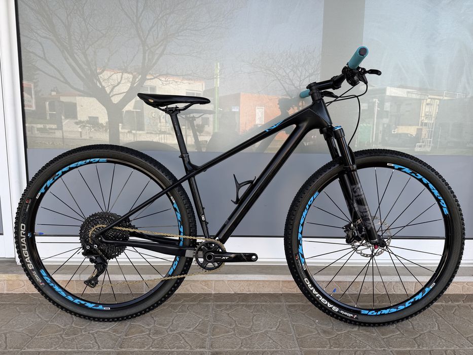 Bicicleta de BTT roda 29 - carbono 12v