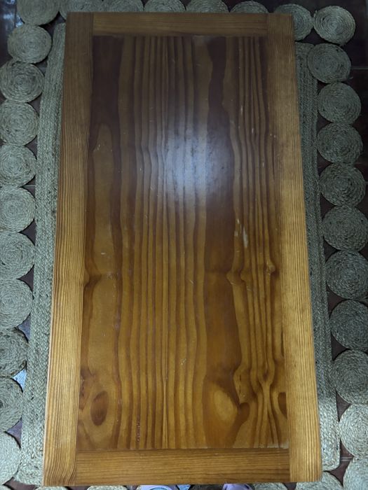 Mesa de sala em madeira