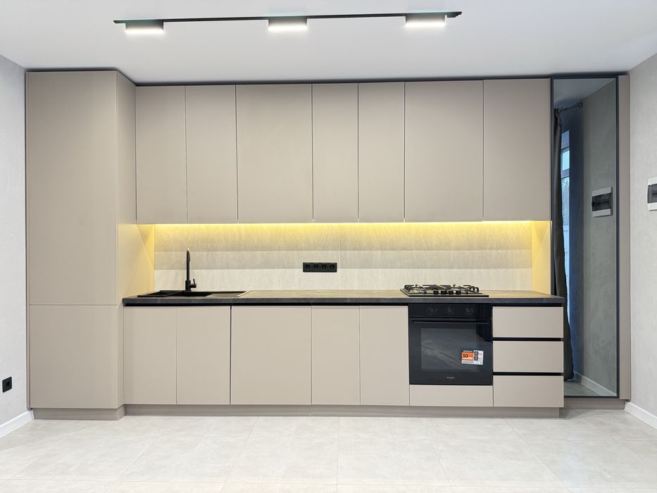 Таунхаус з новим дизайнерським ремонтом — заїжджай та живи