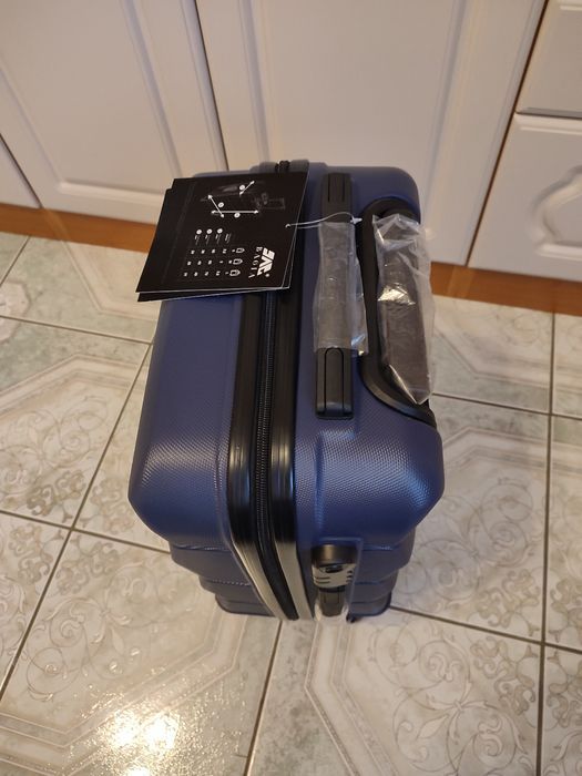 Nowa ciemna granatowa walizka podróżna