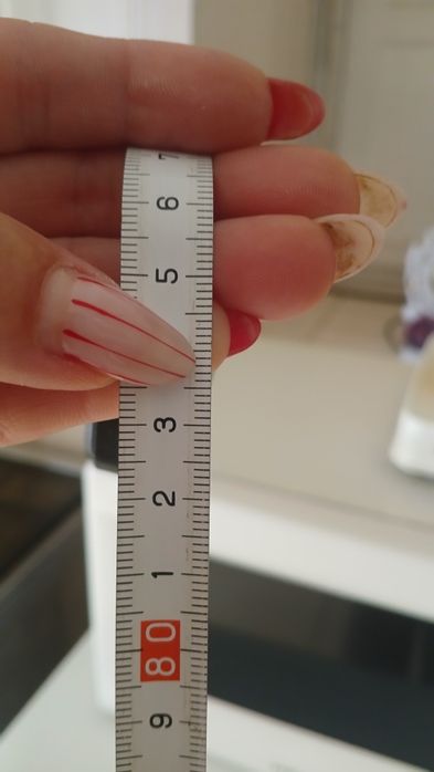 Móvel branco com gravata