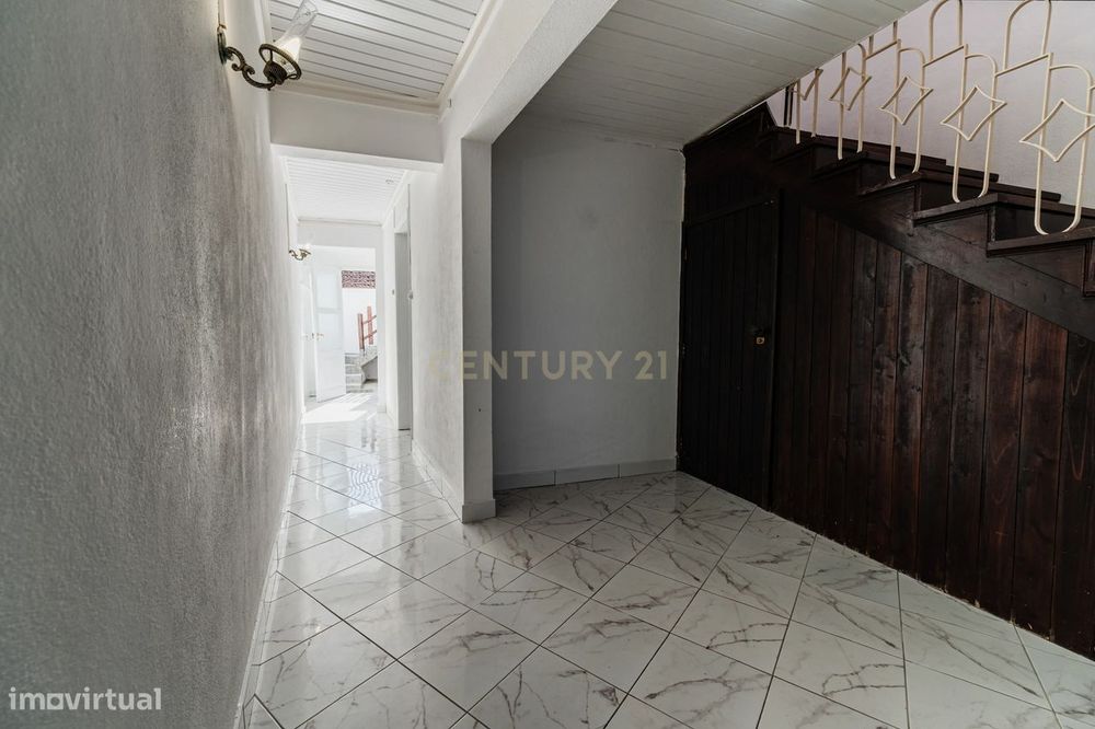 Moradia T3 com Terraço e Vista Mar em Santa Cruz, Lagoa