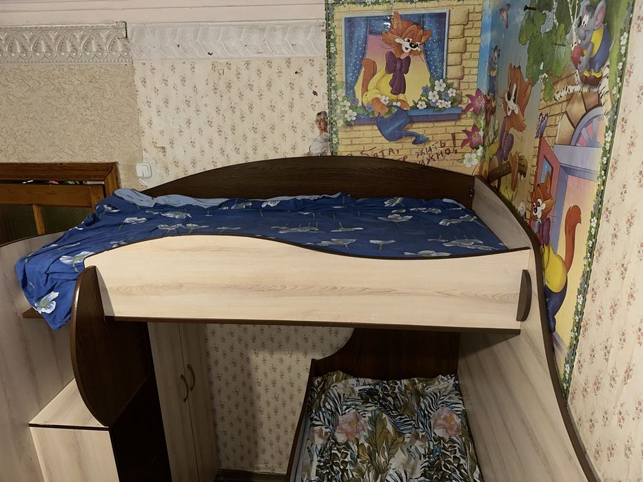 Двухярусные кровати со столом и шкафом