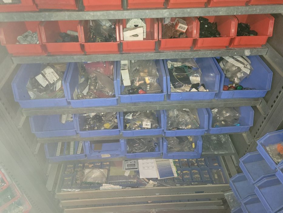 Armário com recheio manutenção electrónica