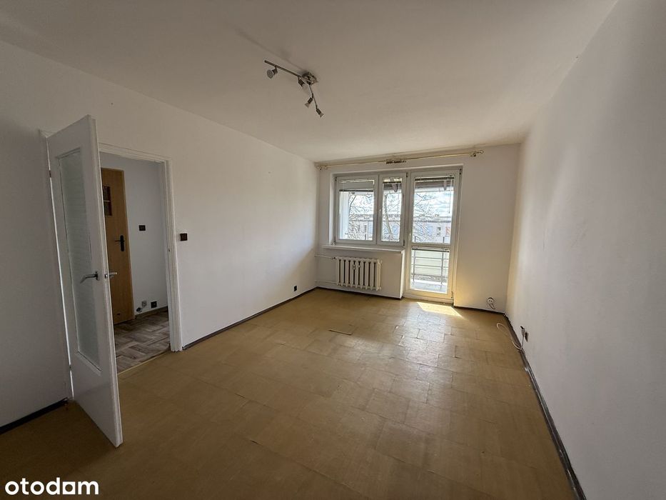 Przestronna kawalerka z oddzielną kuchnią i balkonem – bez pośredników
