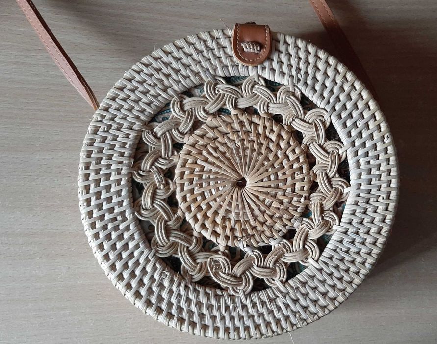 Okrągła rattanowa torebka damska, idealna na lato!