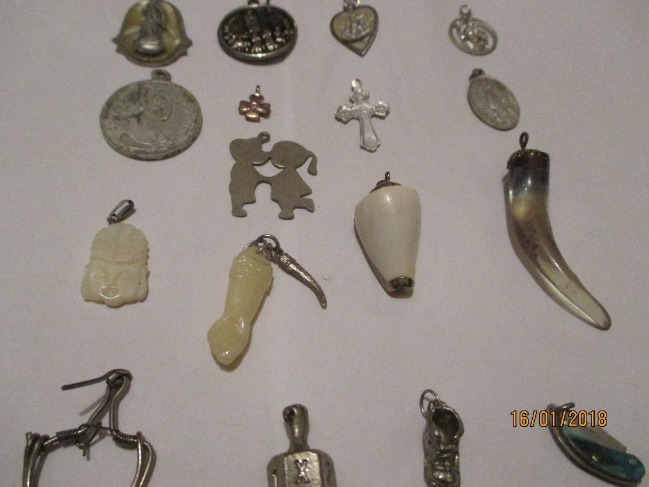 17 amuletos e medalhas para fios pendentes