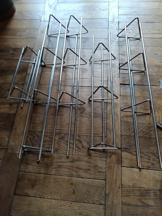 Metalowy kwietnik rozporowy