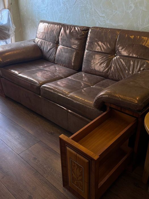 Диван для кабінету або вітальні