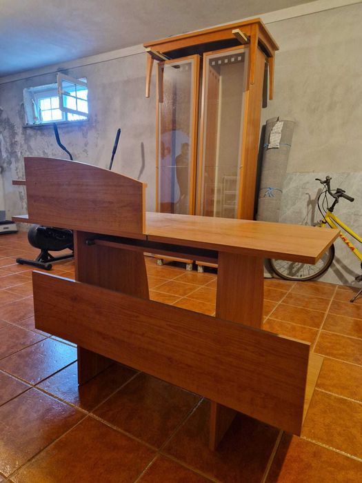 Mobília diversa (secretária, mesa de centro, estantes, mesa de jantar)