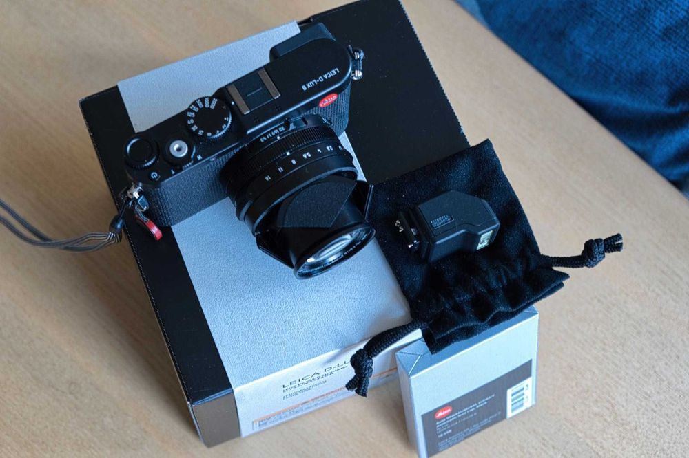 Aparat fotograficzny Leica D-Lux 8 razem z automatycznym Lens Cap