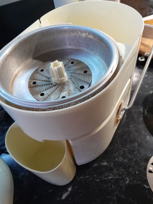 Электросоковыжималка для томатного, яблочного сока