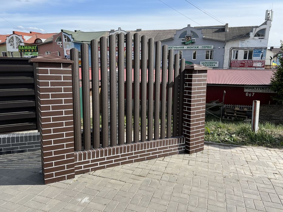 Стовпці, паркани, забори, огорожі, підмурівки.