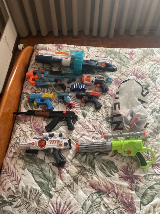 Vendo armas de brinquedo e um saco com 31 balas