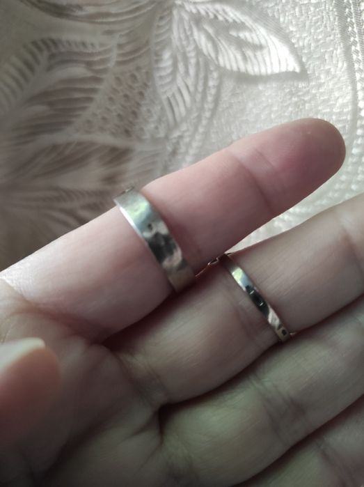 Продам колечки серебро с пластинами золота.