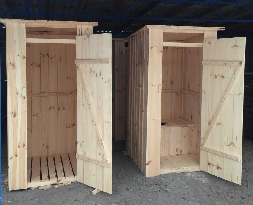 Туалет, душ дерев'яний дачний садовий.  Будки.