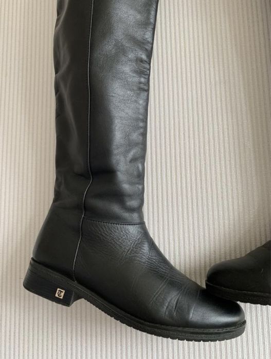 Високі демісезонні шкіряні чоботи