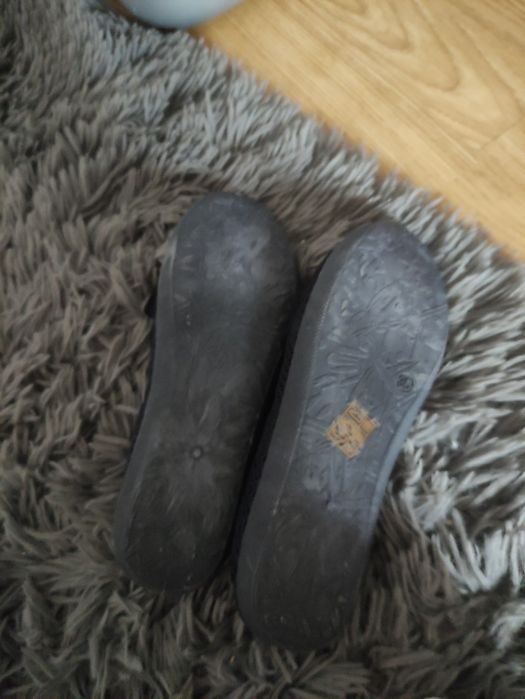 Branarowe buty-balerinki dla dziewczynki.