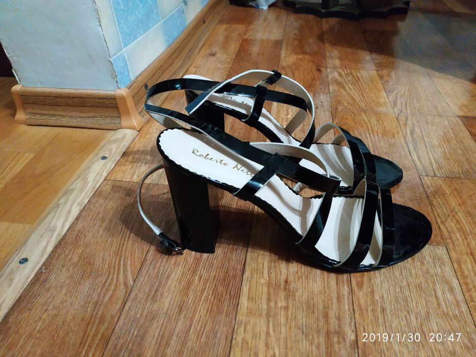 Босоножки новые кожаные