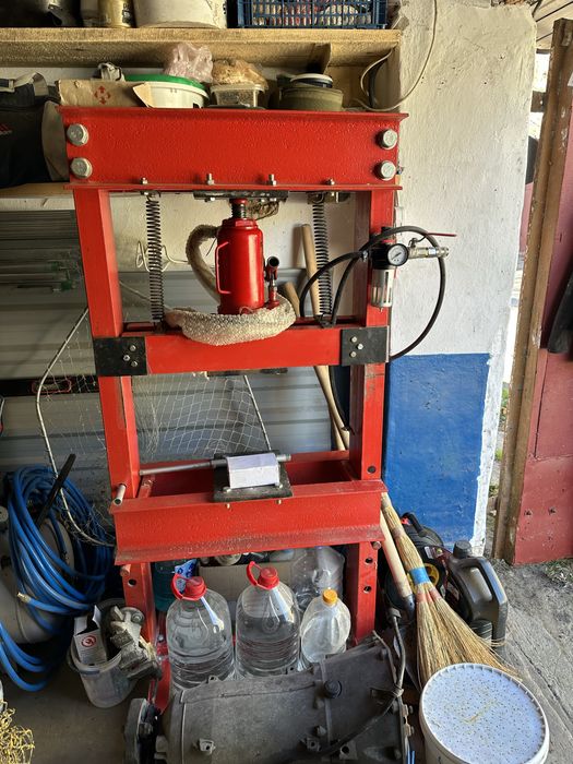 Пресс пневмо-гидравлический для изготовления техноплантона (СТО)