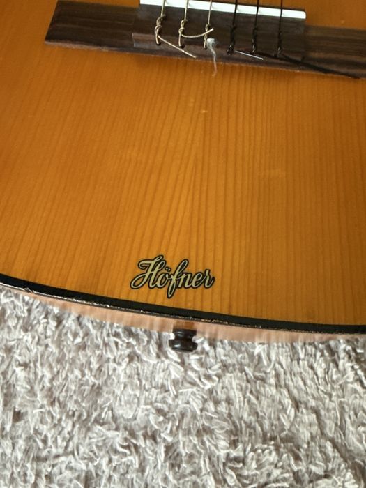 Hofner класична гітара + нейлонові струни