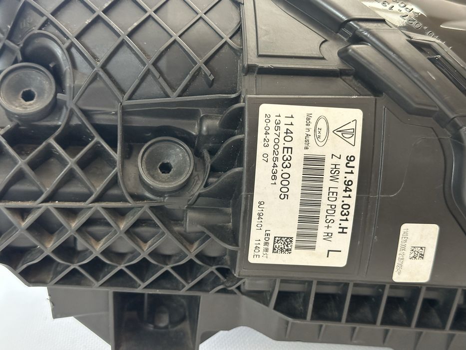 Porsche Taycan фара передня оптика в наявності 9J1941032H 9J1941031H