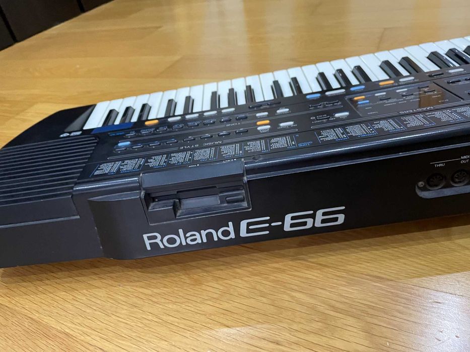 Roland E 66 com muitos ritmos