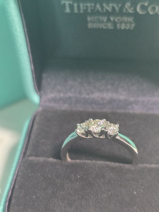 Золоте кільце з діамантами Tiffany. Кольцо с бриллиантами