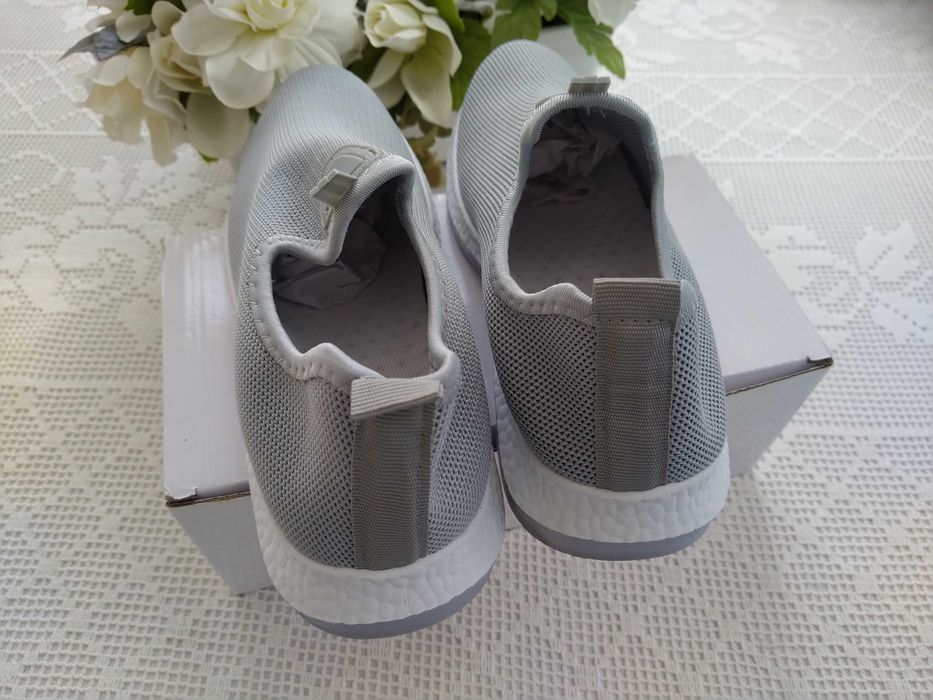 Sapatilhas / Ténis cinzentos claros - Número 37 - NOVOS!