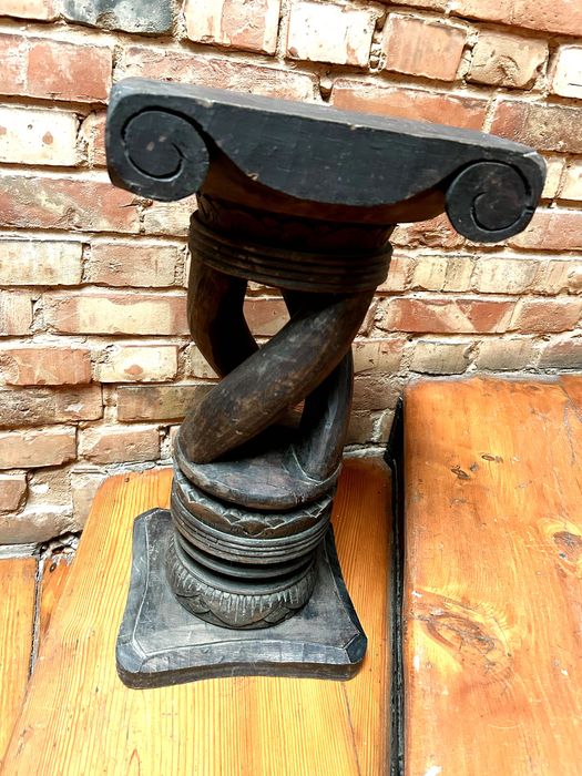 Drewniany rzeźbiony postument – pod kwiaty, rzeźby, jako dekoracja